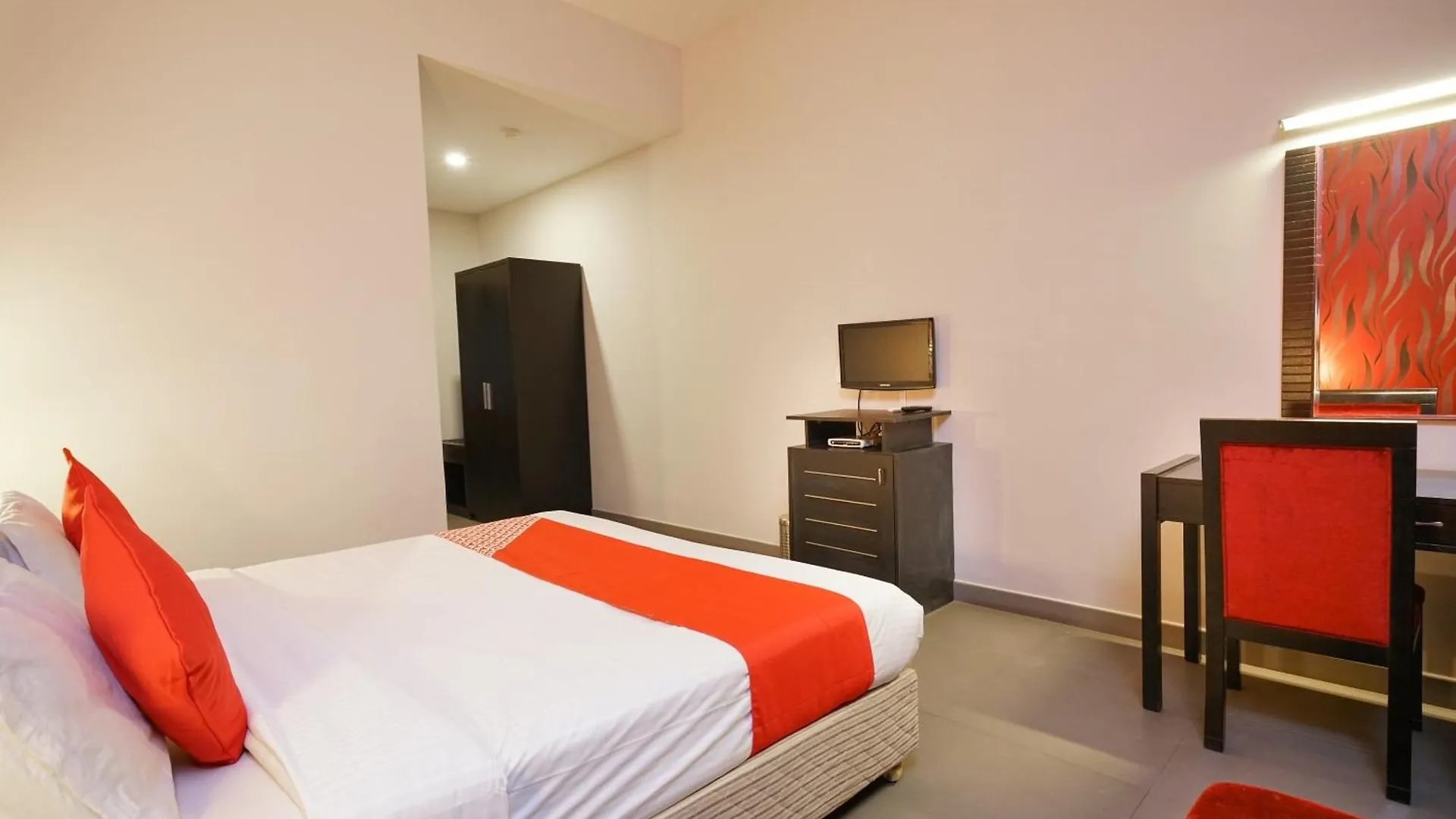 Super Townhouse Mookkannoor Tourist Home Angamali