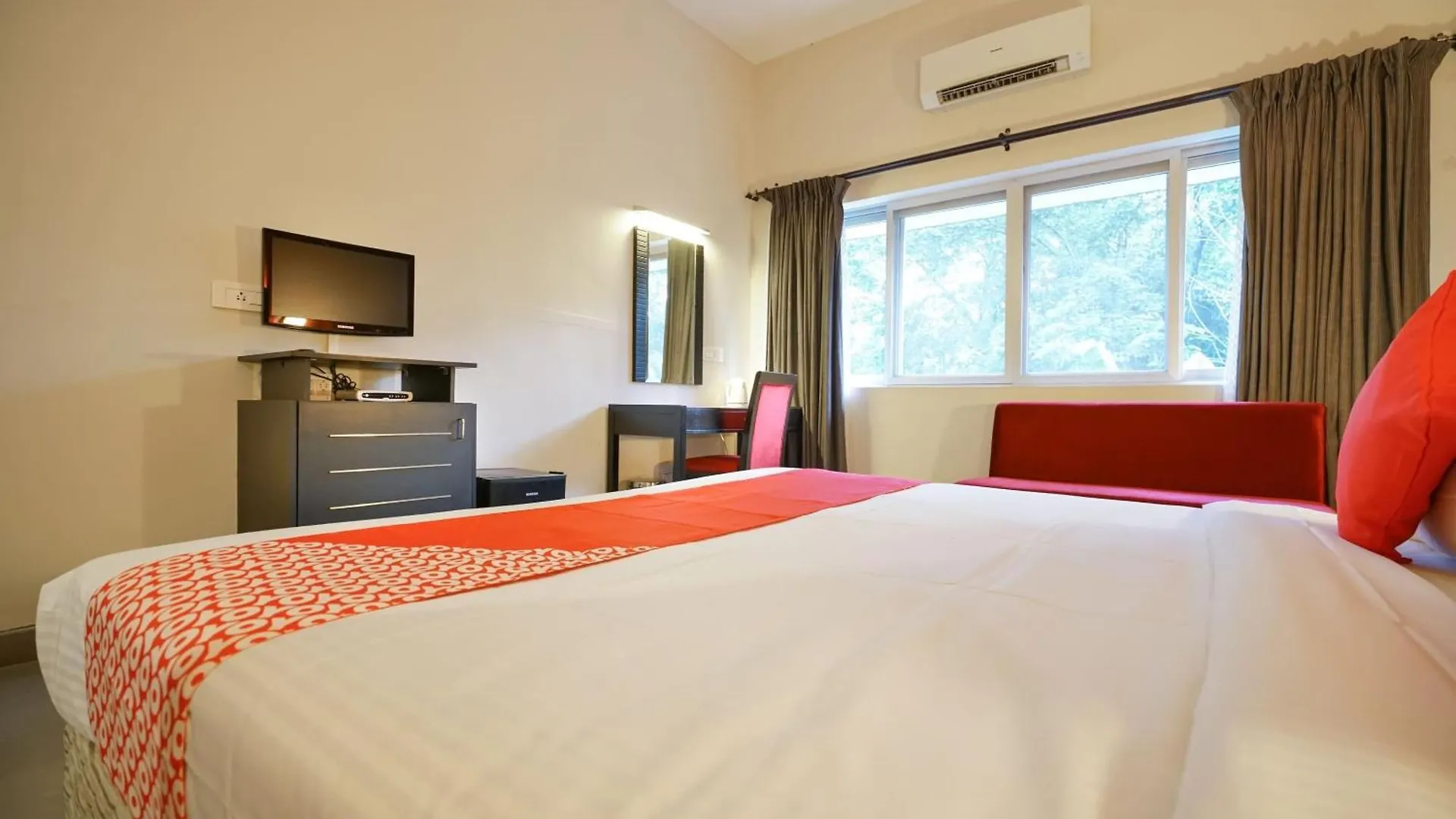 Super Townhouse Mookkannoor Tourist Home Angamali India