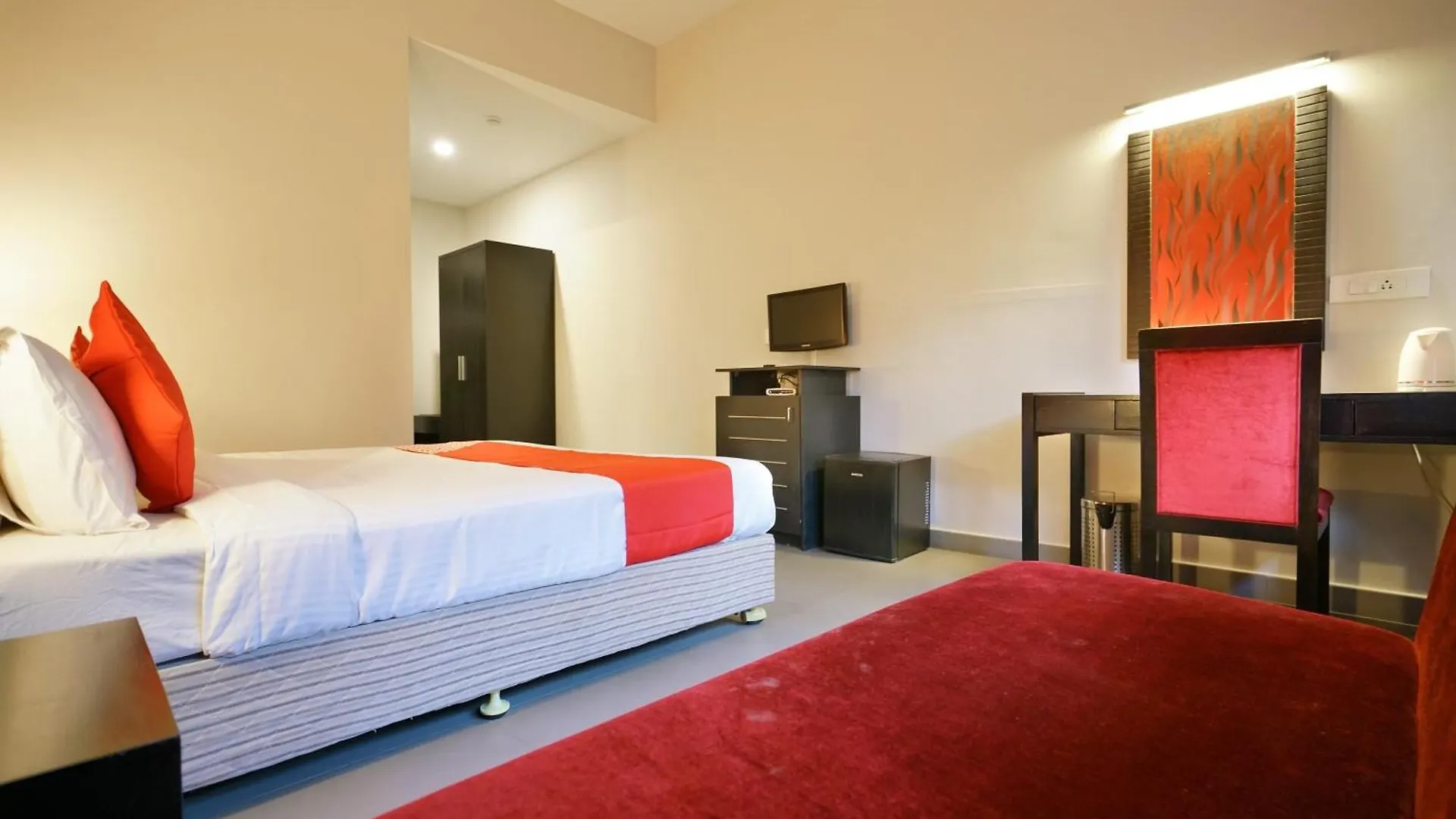 Super Townhouse Mookkannoor Tourist Home Angamali Szálloda
